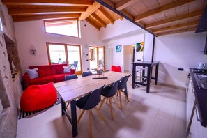 Appartement, 2 slaapkamers | Dineren op de kamer
