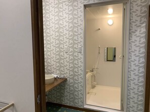 Zimmer (Main Building, 3F) | Badezimmer | Badewanne und Dusche (separat), kostenlose Toilettenartikel