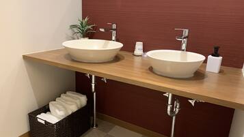 Quarto (Main Building, 2F) | Banheiro | Banheira e chuveiro separados, produtos de toalete grátis