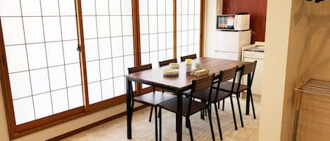 Habitación (Main Building, 1F) | Wifi gratis, decoración personalizada y muebles diferentes