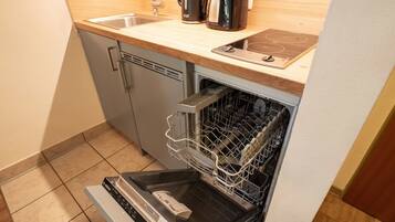 Kühlschrank, Mikrowelle, Herdplatte, Geschirrspüler