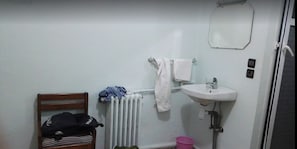 Dreibettzimmer | Badezimmer | Dusche, Handtücher