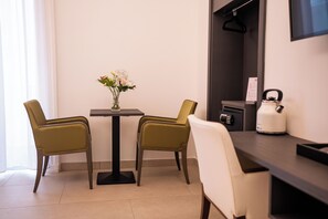 Deluxe Room | Minibar, in-room safe, individually decorated, individually furnished - Napoli Time (Naples)
