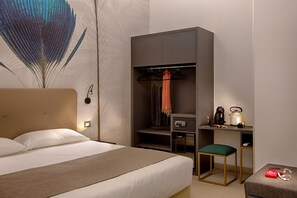 Habitació quàdruple Deluxe | Minibar, caixa forta a l'habitació i decoració individual 
