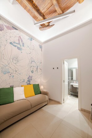 Deluxe Quadruple Room | Minibar, in-room safe, individually decorated, individually furnished - Napoli Time (Naples)