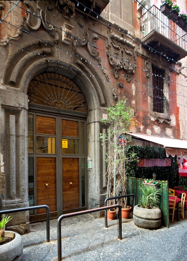 Facciata della struttura - sera/notte