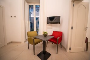 Deluxe Quadruple Room | Minibar, in-room safe, individually decorated, individually furnished - Napoli Time (Naples)