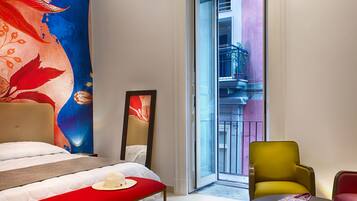 Deluxe-rum | Minibar, värdeförvaringsskåp på rummet och individuell inredning