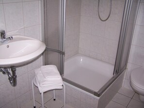 Articles de toilette gratuits, sèche-cheveux, serviettes fournies