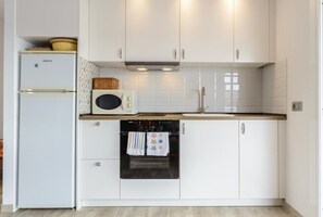 Frigorifero, microonde, forno, piano cottura