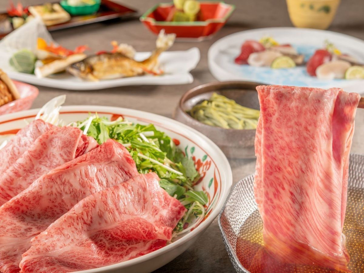 Une table où sont présentés divers plats, notamment de la viande et des légumes crus.