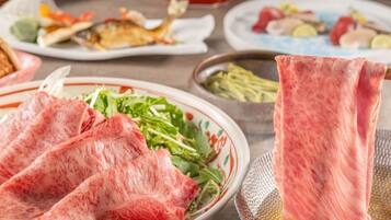 Une table où sont présentés divers plats, notamment de la viande et des légumes crus.