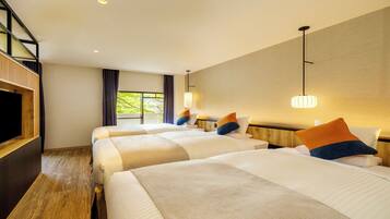 Habitación de hotel con dos camas, un televisor y un ventanal con cortinas.