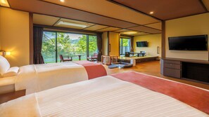 Habitació quàdruple Deluxe, no fumadors (Pet Room Accessible Deluxe Suite) | Caixa forta a l'habitació, escriptori, wifi gratuïta i roba de llit 