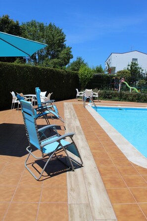 Hồ bơi ngoài trời phục vụ theo mùa, ghế dài tắm nắng