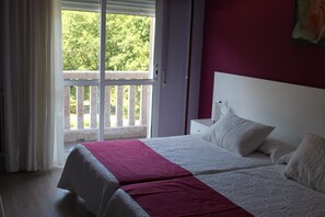 Twin kamer, balkon | Een bureau, gratis babybedden, gratis wifi, beddengoed