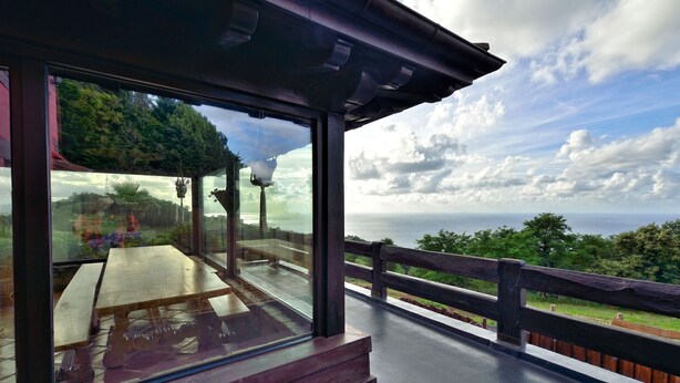A covered outdoor area with a view of the sea and greenery. - Maddiola Apart 2, Orio (Orio)