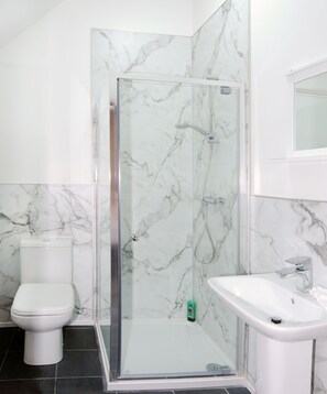 Dusche, Haartrockner, Handtücher, Seife