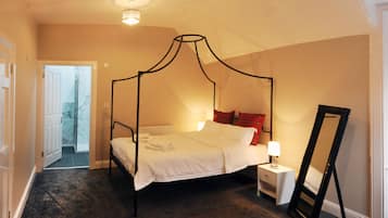 10 Schlafzimmer, Zimmersafe, Schreibtisch, BĂŒgeleisen/BĂŒgelbrett