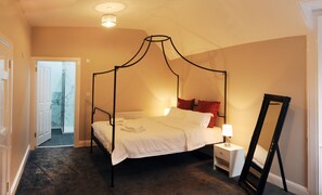 10 bedrooms, in-room safe, desk, iron/ironing board