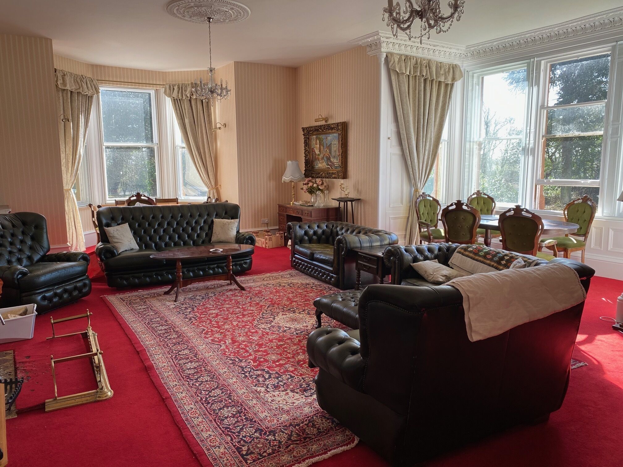 智能电视、壁炉、书