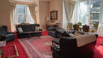 智能电视、壁炉、书