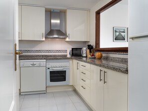 Een koelkast, een magnetron, een oven, een vaatwasser