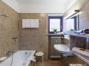 Bathtub, free toiletries, hair dryer, towels