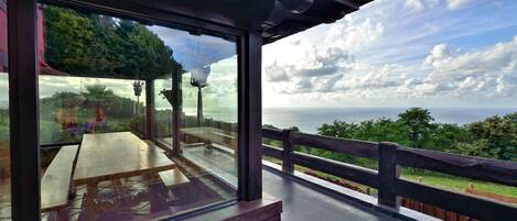 تناول الطعام بالخارج