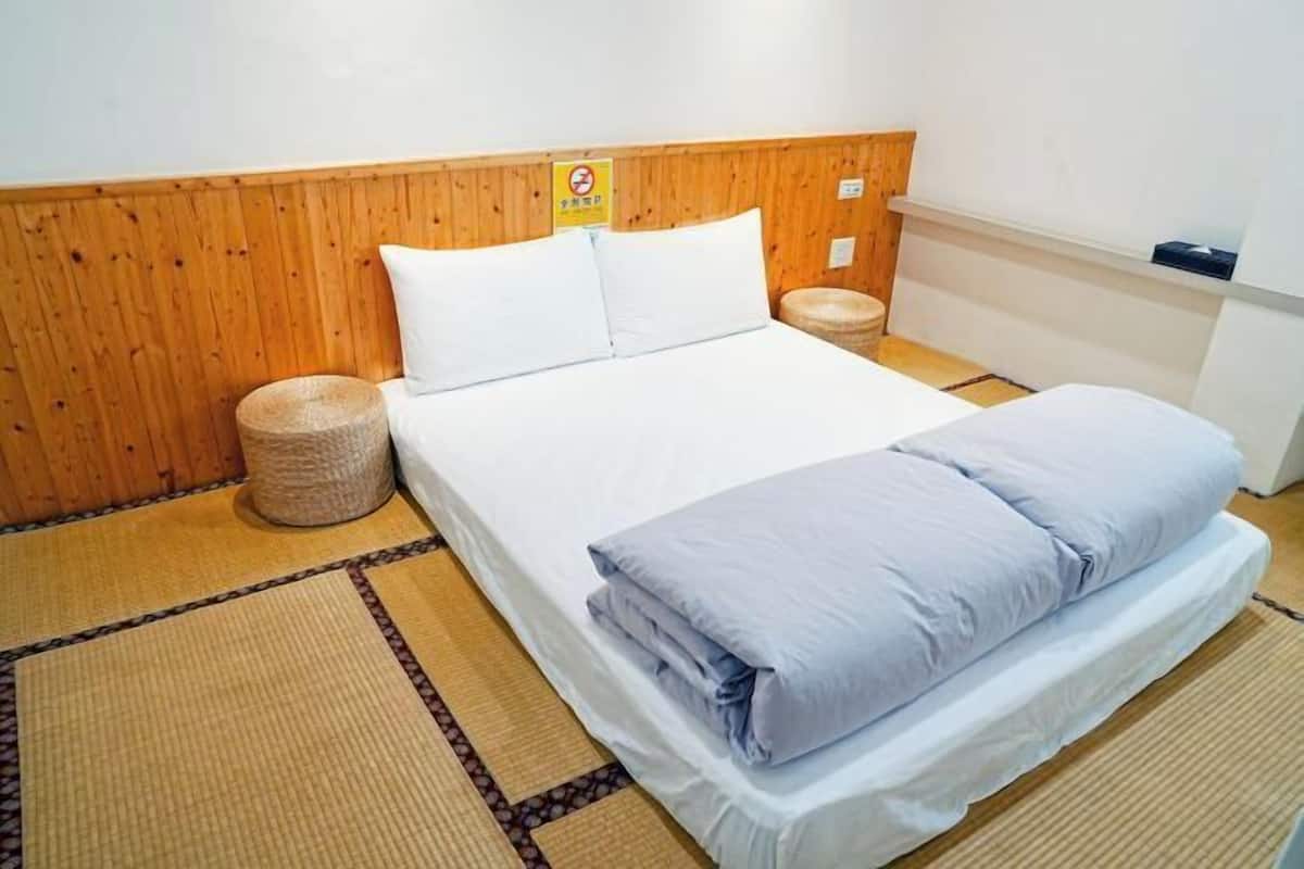 Literie de qualité, couette en duvet, lit avec matelas à plateau-coussin