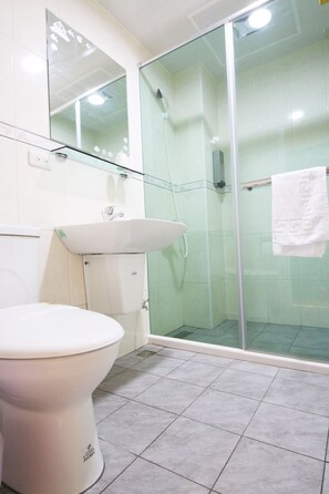 Superior Twin Room | Bathroom | Shower, rainfall showerhead, free toiletries, hair dryer - The Wind BnB II (Budai)