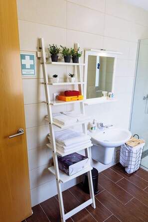 House, 2 Bedrooms, Private Pool (87) | Bathroom | Shower, hair dryer, towels, soap - Boavista Country Houses (Cabeceiras de Basto)