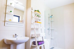 Hus - 2 sovrum - privat pool (93) | Badrum | Dusch, hårtork, handdukar och tvål