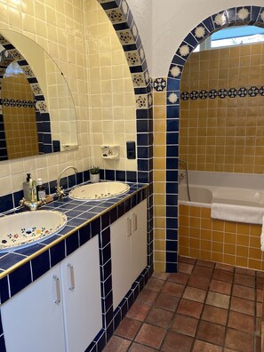 Combinació de dutxa i banyera i articles de tocador gratuïts 