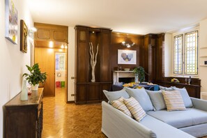 高級公寓, 2 間臥室 | 客廳 | 32 吋平面電視連數碼電視頻道、電視、壁爐