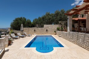 Outdoor pool - Private Villa with Pool & Jacuzzi | Organic Garden | Ideal for Families (RETHYMNO)