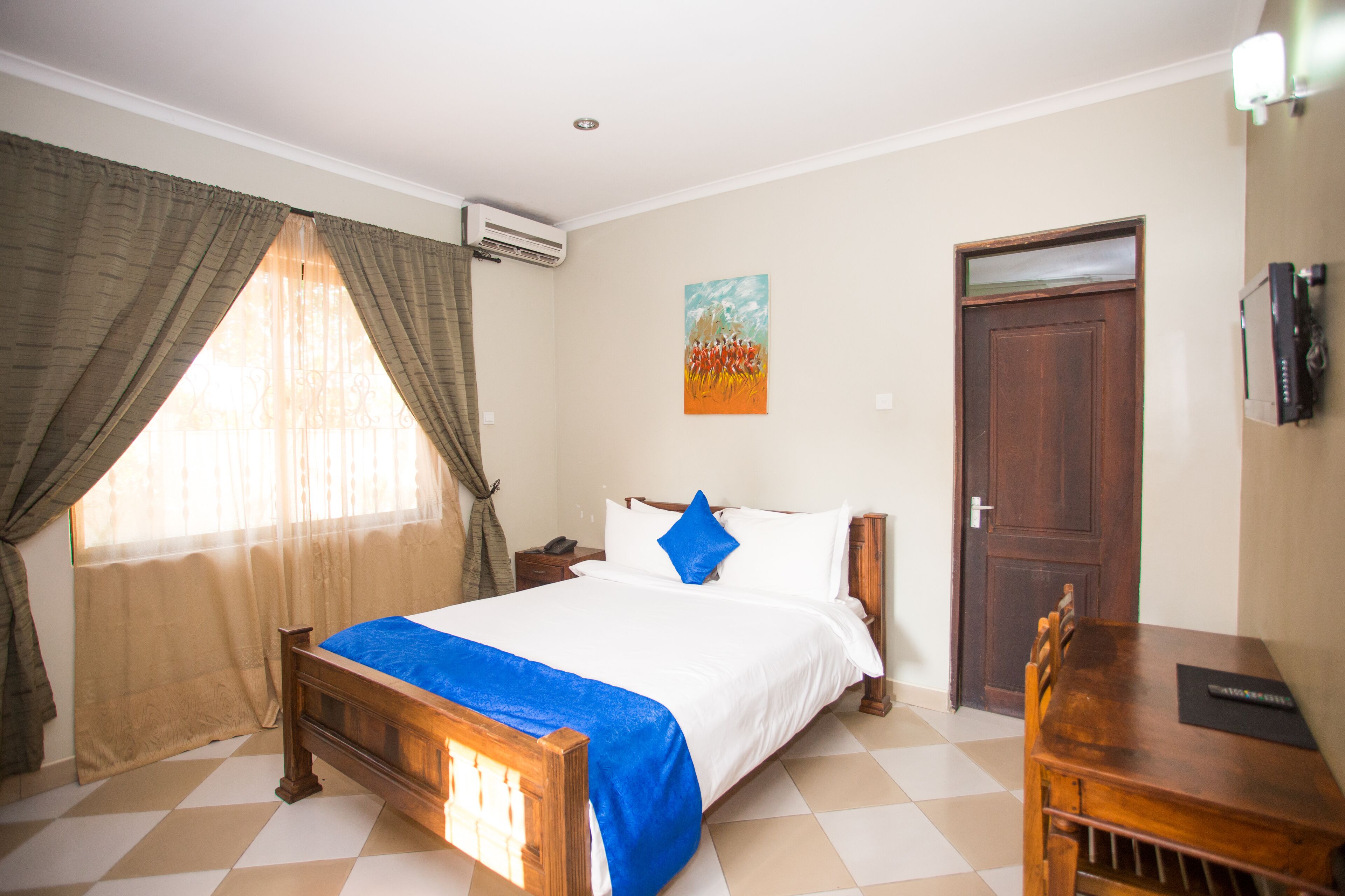 Desk, laptop workspace, iron/ironing board, free WiFi