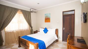 Desk, laptop workspace, iron/ironing board, free WiFi