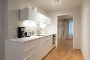 Refrigerador, microondas, placa de cocina, lavavajillas