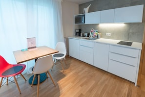 Fridge, microwave, stovetop, dishwasher - Premium Apartments Thommen (Nuremberg)