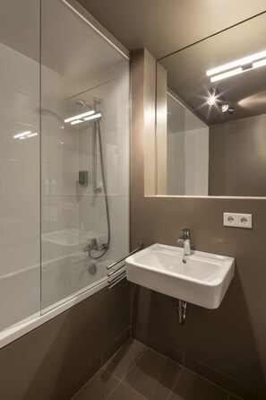 Premium Apartment | Bathroom | Bathtub, deep soaking tub, hair dryer, towels - Premium Apartments Thommen (Nuremberg)