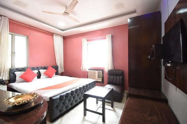Minibar, free WiFi, bed sheets