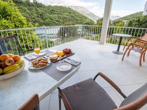 Outdoor dining - Apartment Karla - Two-Bedroom Apartment with Sea View (Korcula)
