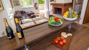 Una cocina moderna con comedor, chimenea y vistas al exterior.