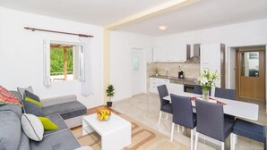 Un apartamento moderno con sala de estar, comedor y cocina.