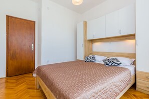 2 bedrooms, iron/ironing board, internet, bed sheets
