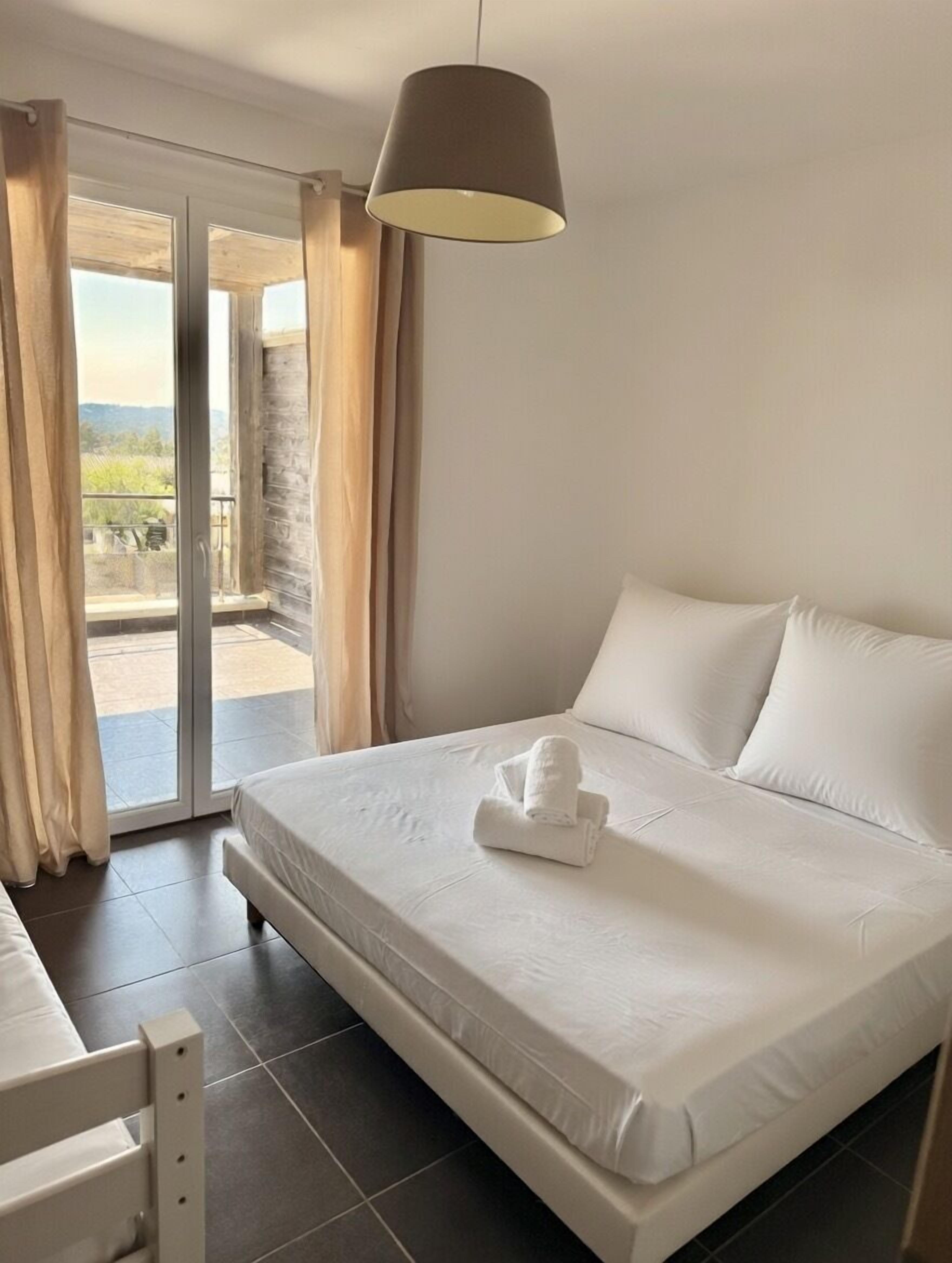 3 habitaciones, tabla de planchar con plancha y cuna de viaje 