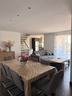 Flat-screen TV - Duplex with terraces, 500m from the beach, sea view in residence with swimming pool (Pinarellu)