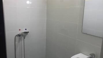 Chambre Double ou avec lits jumeaux | Salle de bain | Douche, serviettes fournies