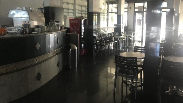 朝食、ランチ、ディナーに営業
